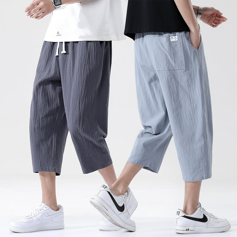 Loose fit 3/4 length mens pants. Features Mid-raise waist,drawstring closure.