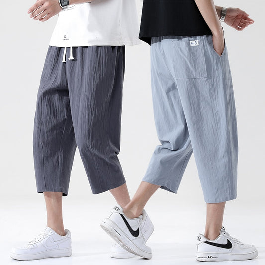 Loose fit 3/4 length mens pants. Features Mid-raise waist,drawstring closure.