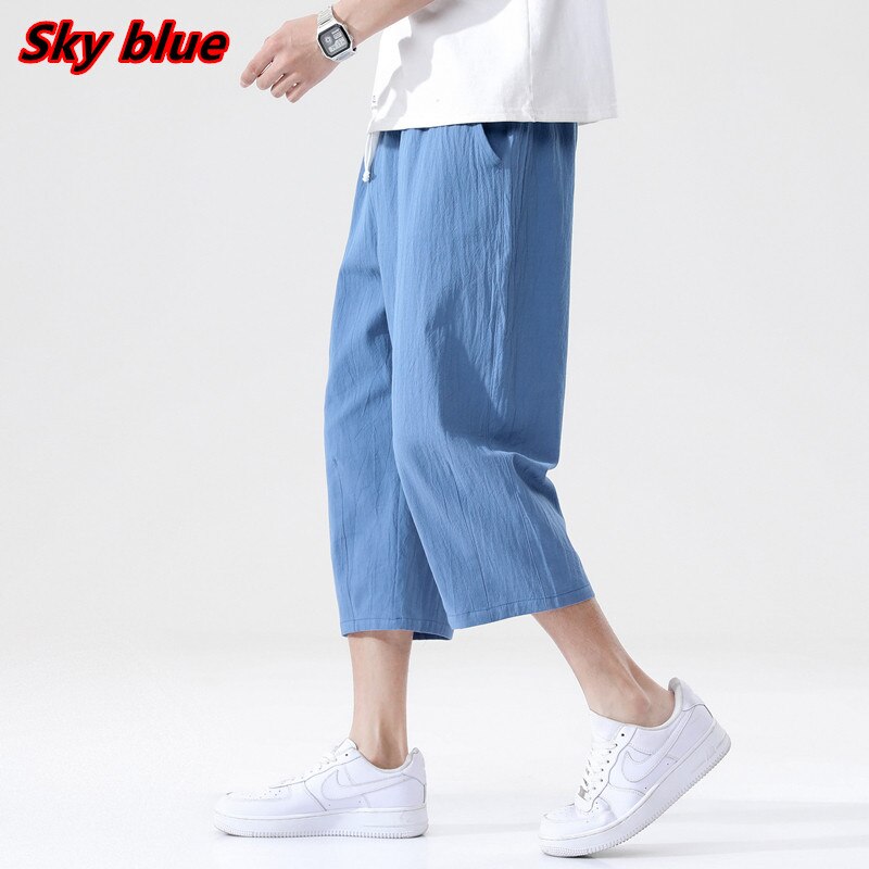 Loose fit 3/4 length mens pants. Features Mid-raise waist,drawstring closure.