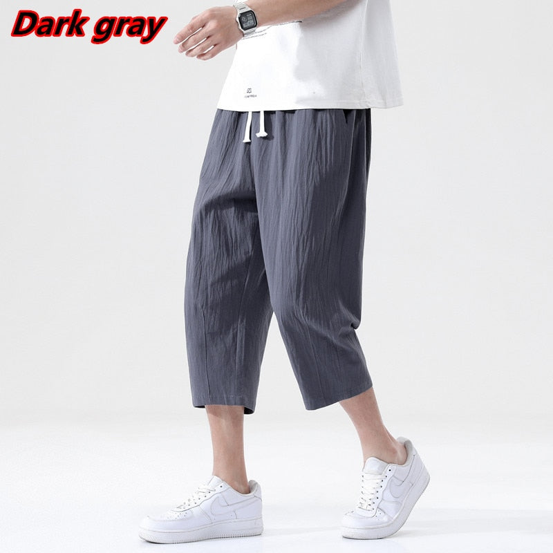 Loose fit 3/4 length mens pants. Features Mid-raise waist,drawstring closure.